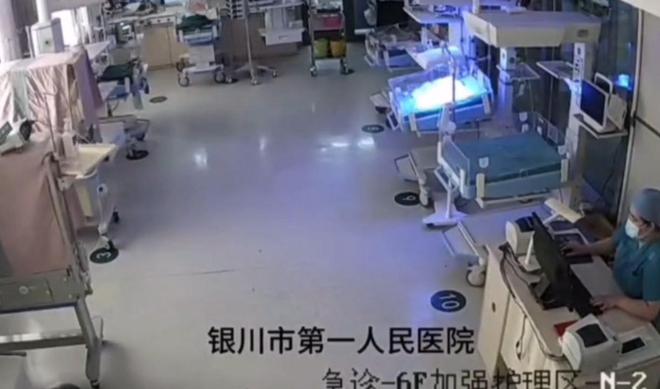 续来了！网友表示：这嘉奖是不是低了开元棋牌地震中高中生背起同学逃生后(图2)