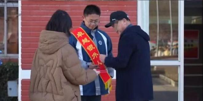 续来了！网友表示：这嘉奖是不是低了开元棋牌地震中高中生背起同学逃生后(图7)